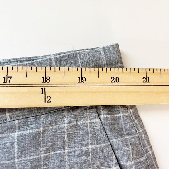 Nike Golf Gray & White Grid Plaid Performance Flat Front Shorts - Size 40 - Picture 5 of 7